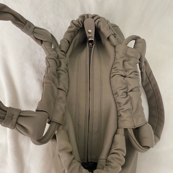 Salvatore Ferragamo handbag gorgeous. Taupe color - Picture 5 of 13